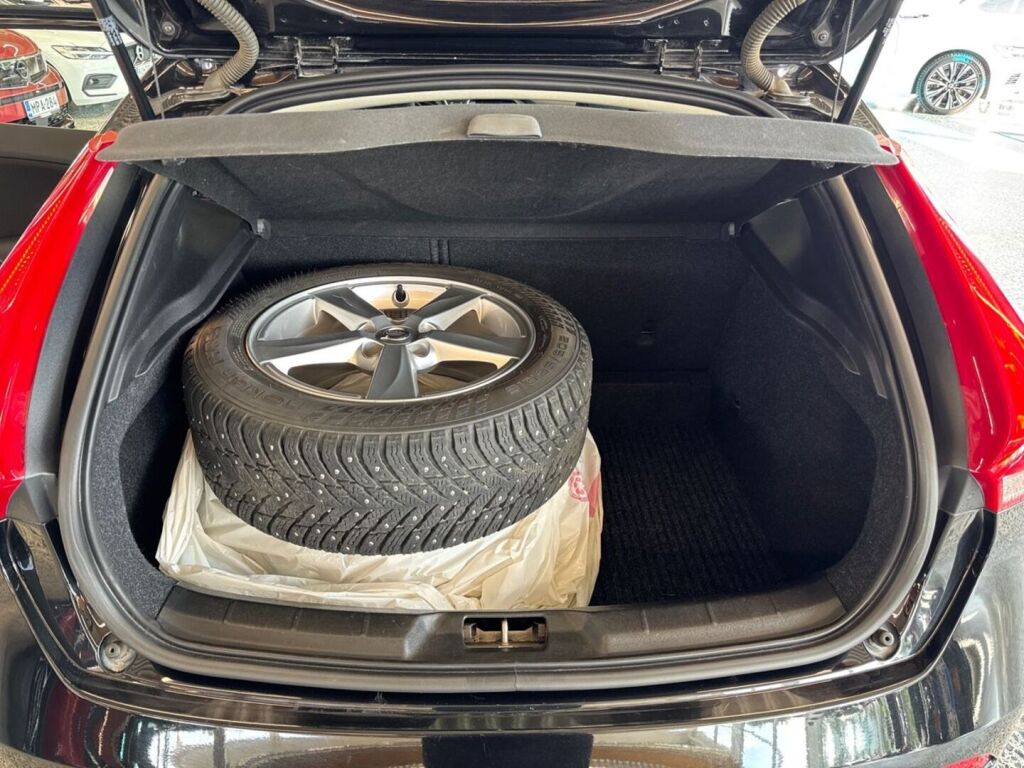 Volvo V40 2018 Musta