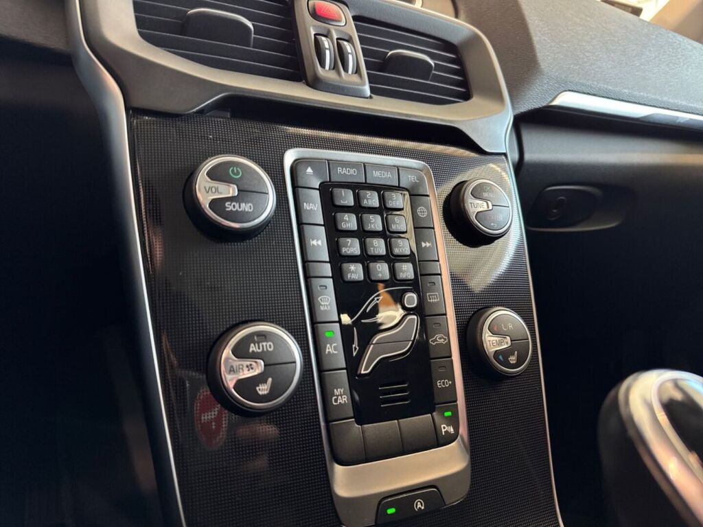 Volvo V40 2018 Musta