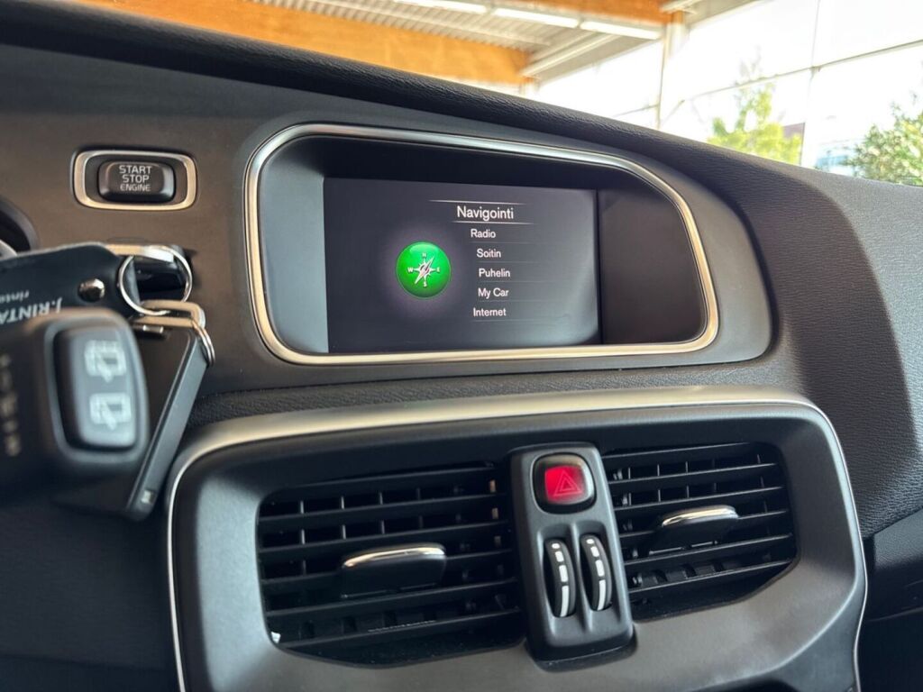 Volvo V40 2018 Musta
