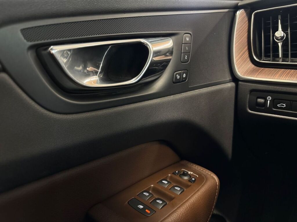 Volvo XC60 2018 Musta
