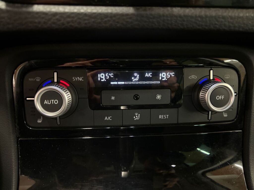 Volkswagen Touareg 2016 Musta