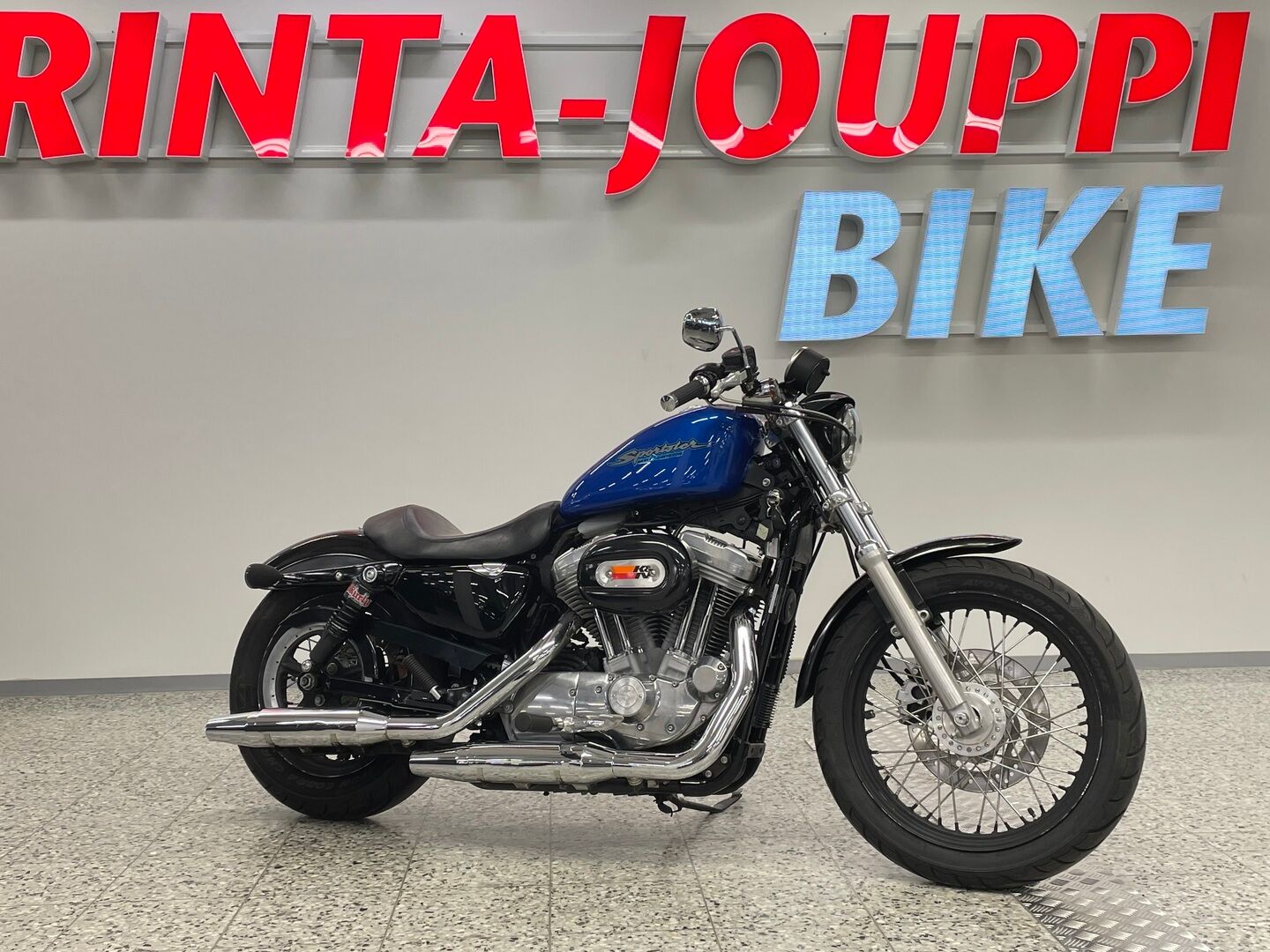 Valkoinen Harley-davidson SPORTSTER