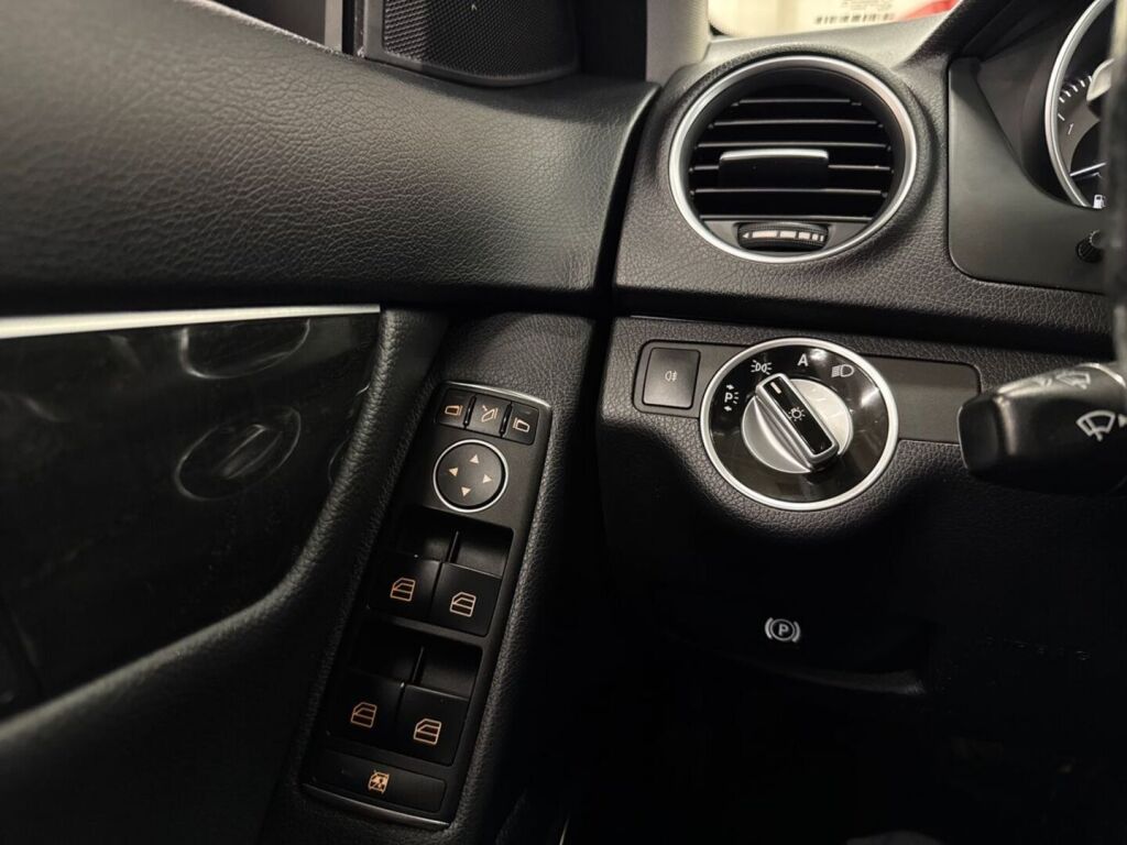 Mercedes-Benz C 2011 Musta