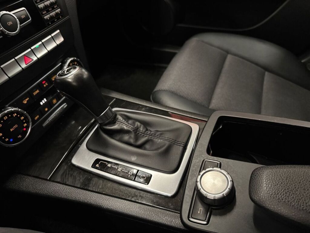 Mercedes-Benz C 2011 Musta