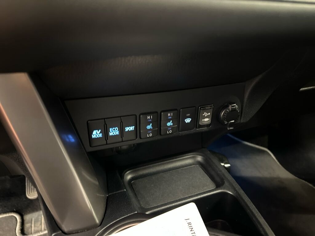 Toyota RAV4 2018 Punainen