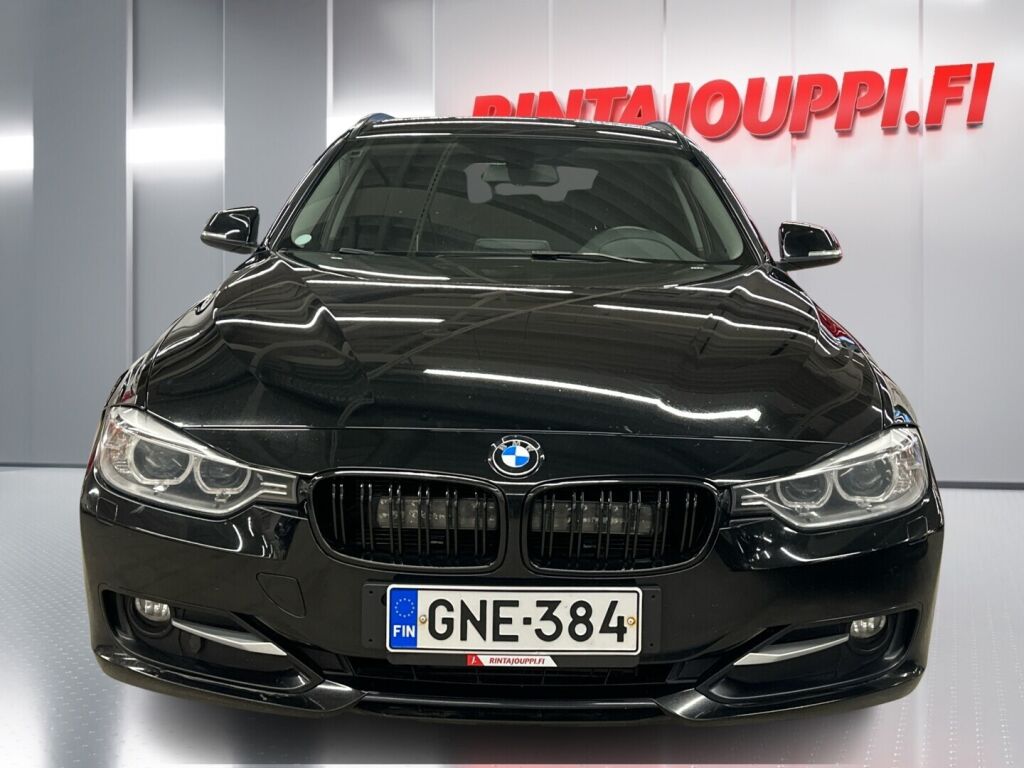 BMW 318 2015 Musta