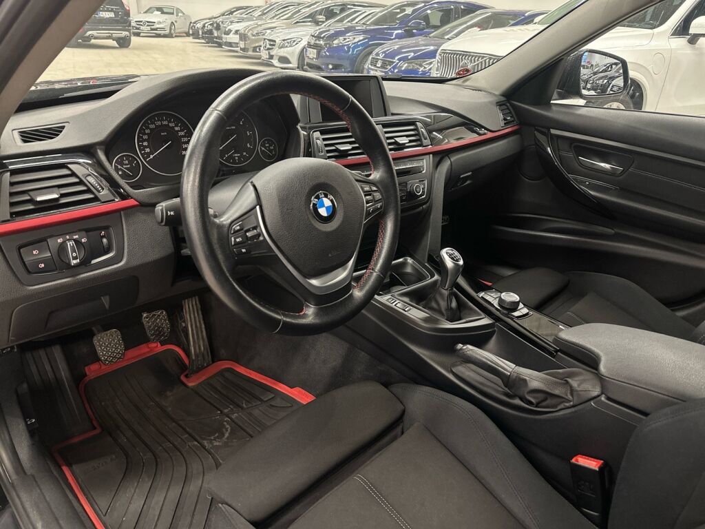 BMW 318 2015 Musta