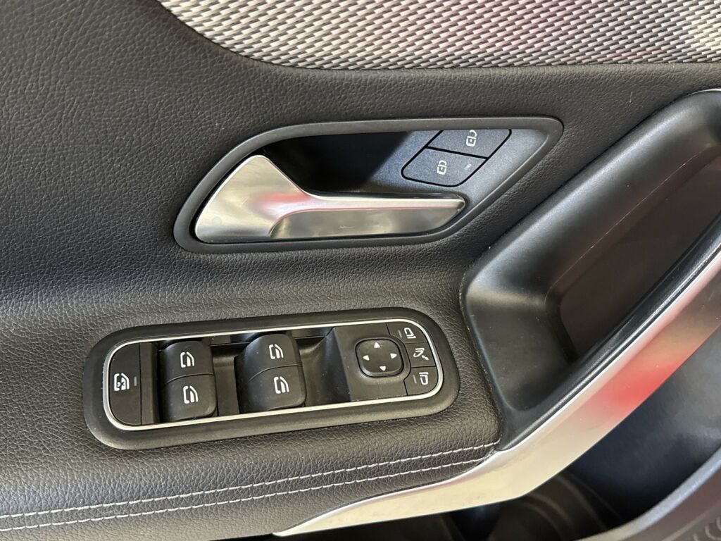 Mercedes-Benz A 2018 Punainen