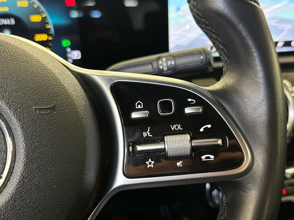 Mercedes-Benz A 2018 Punainen