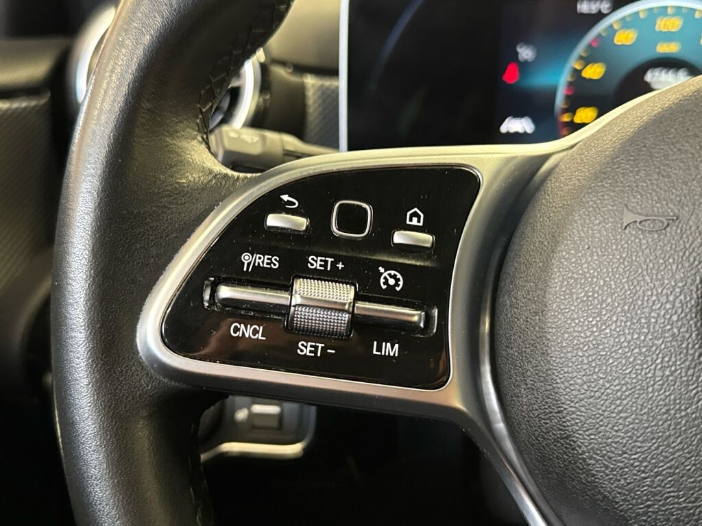 Mercedes-Benz A 2018 Punainen