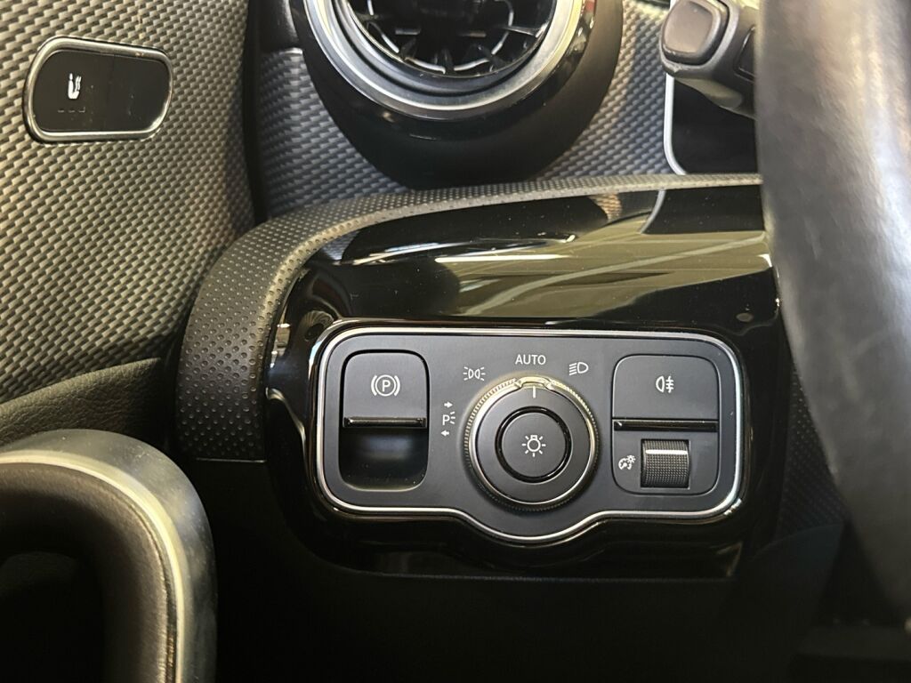 Mercedes-Benz A 2018 Punainen