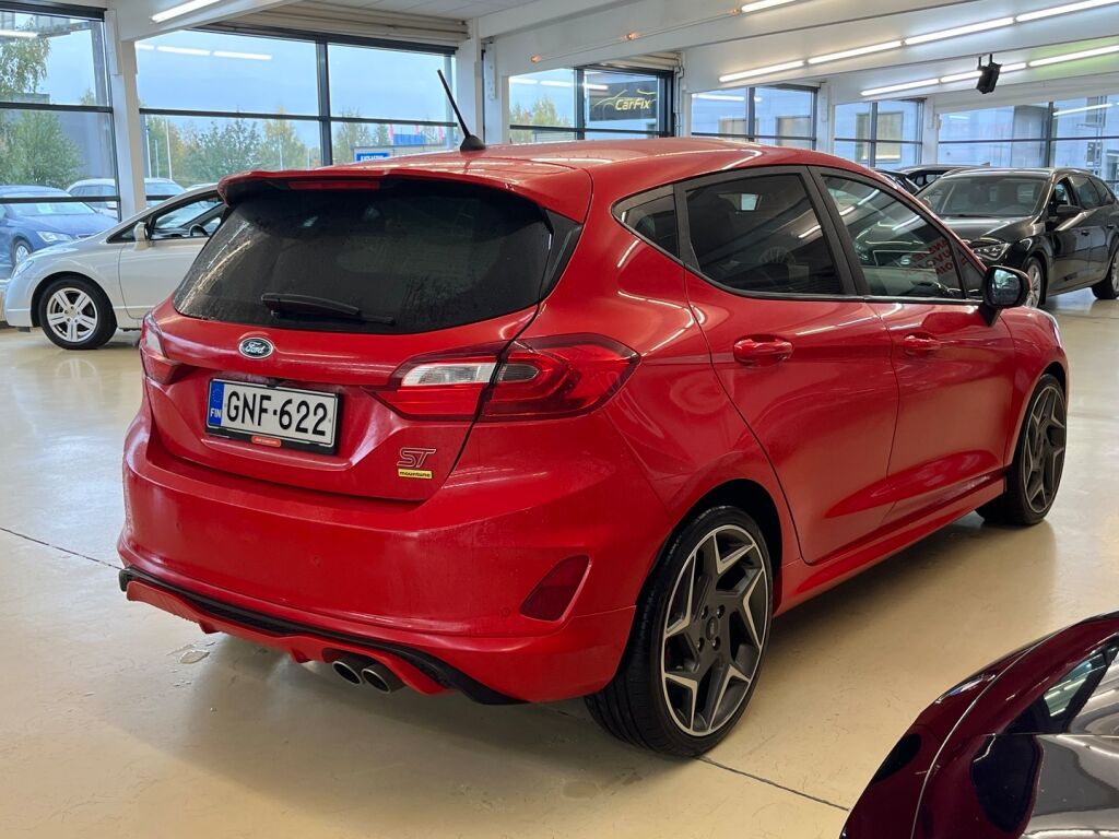 Ford Fiesta 2018 Punainen