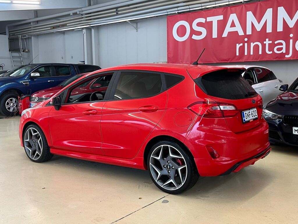 Ford Fiesta 2018 Punainen