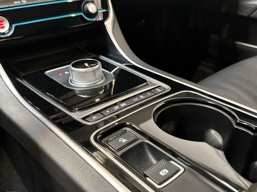 Jaguar XE 2015 Valkoinen