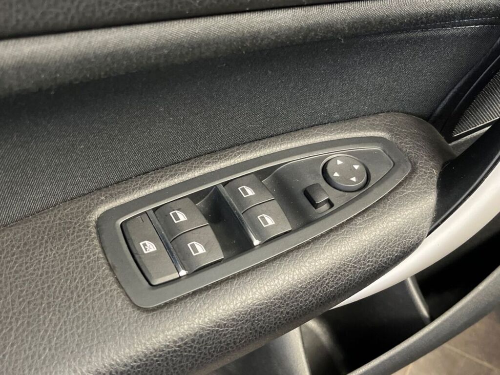 BMW 120 2018 Musta