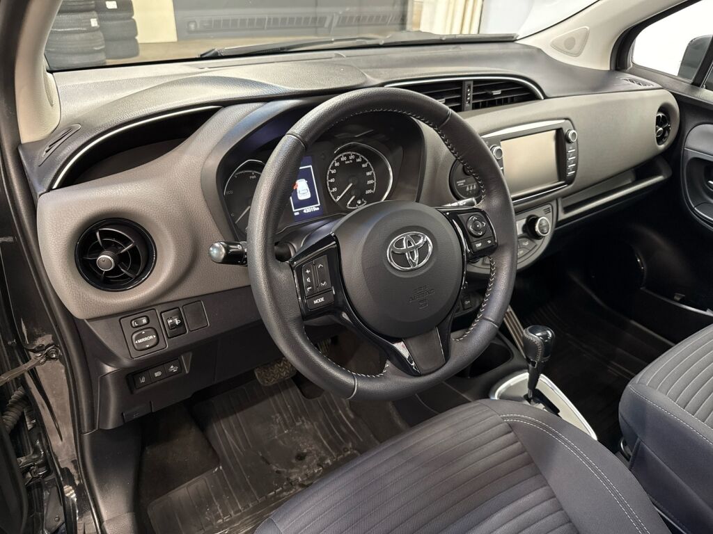 Toyota Yaris 2018 Musta