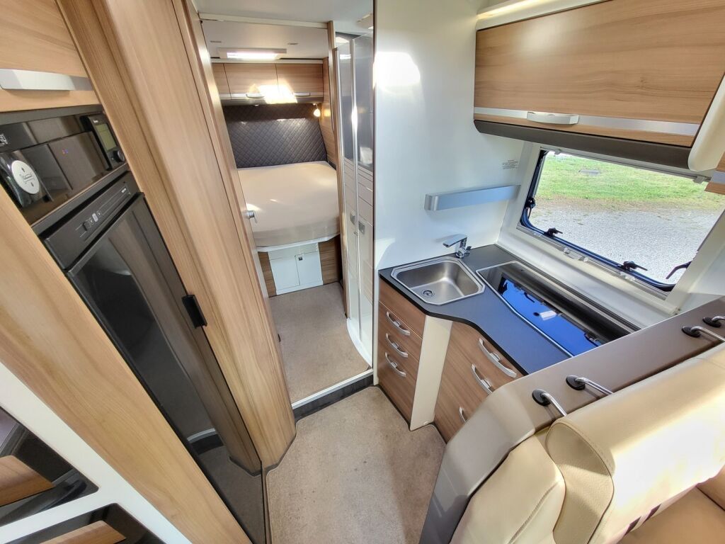 Adria Matrix Axess 670 SC 2019 Valkoinen