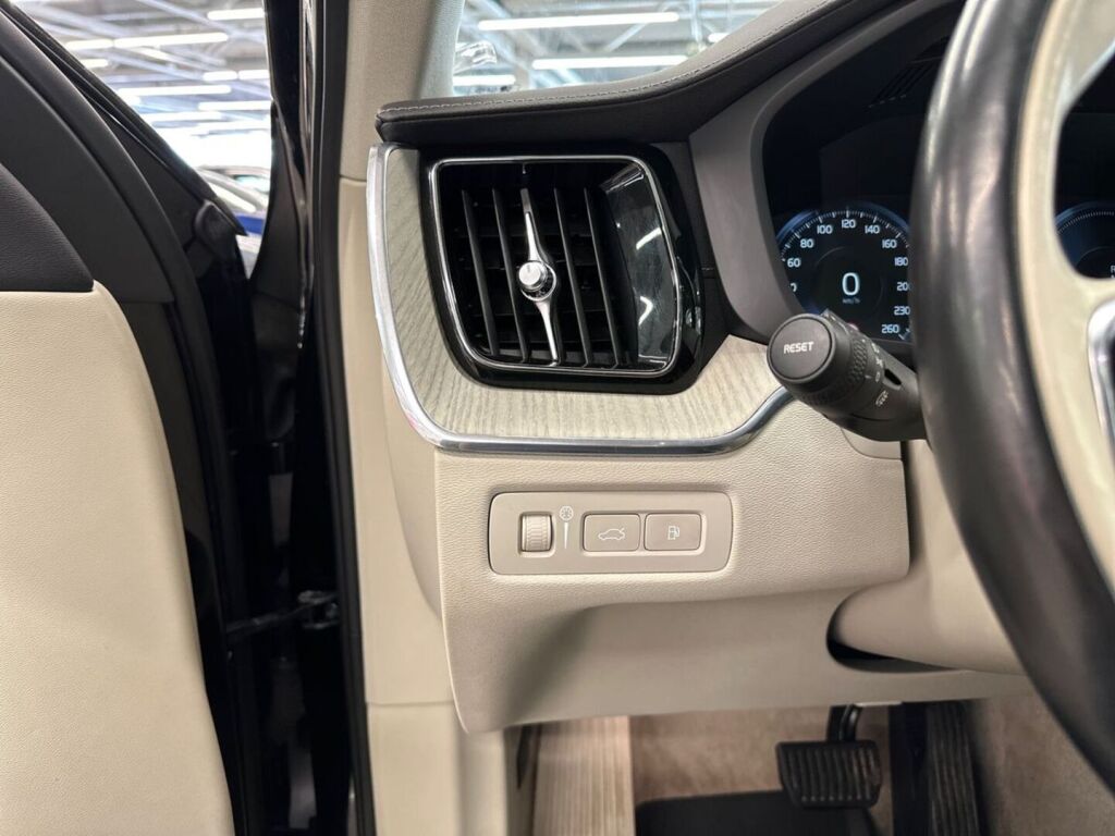 Volvo XC60 2019 Musta