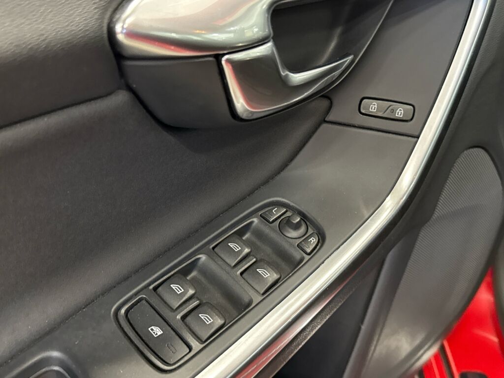 Volvo S60 2011 Punainen