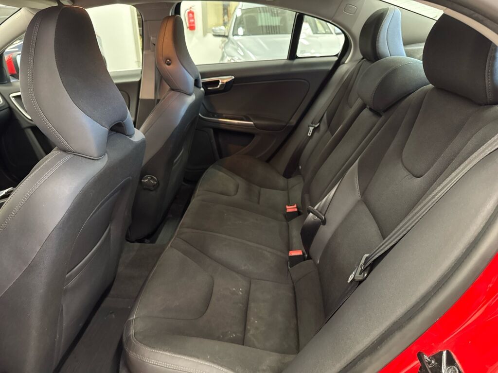 Volvo S60 2011 Punainen