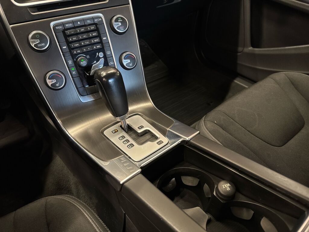 Volvo S60 2011 Punainen