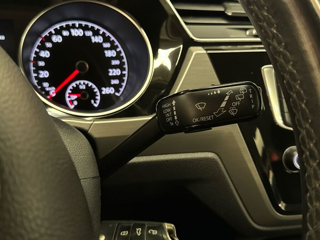 Volkswagen Touran 2016 Ruskea (beige)