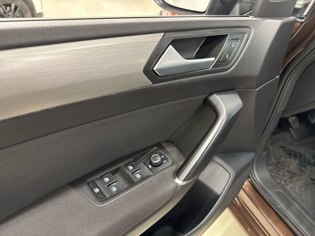 Volkswagen Touran 2016 Ruskea (beige)