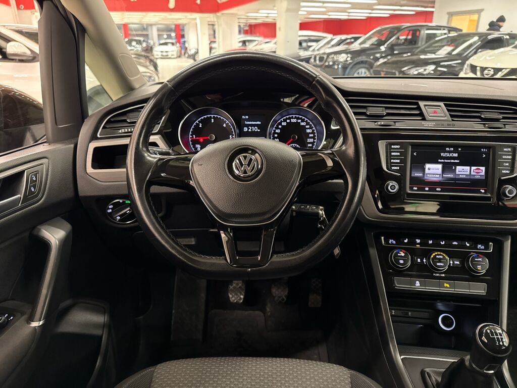 Volkswagen Touran 2016 Ruskea (beige)