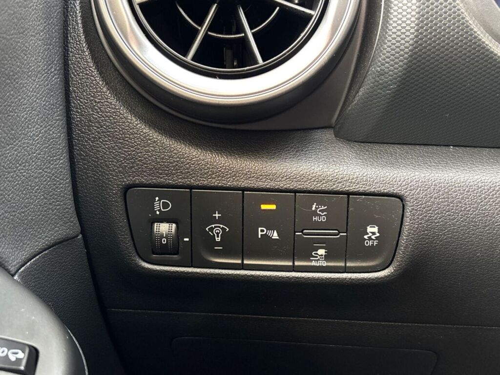 Hyundai KONA 2022 Musta