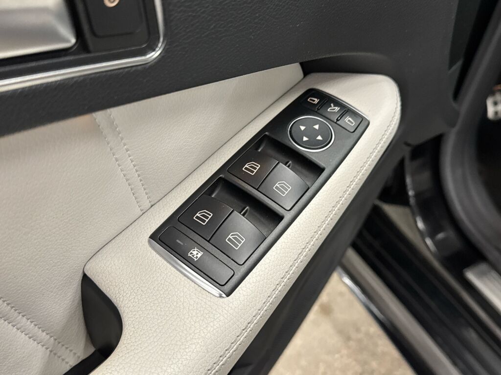 Mercedes-Benz E 2015 Musta