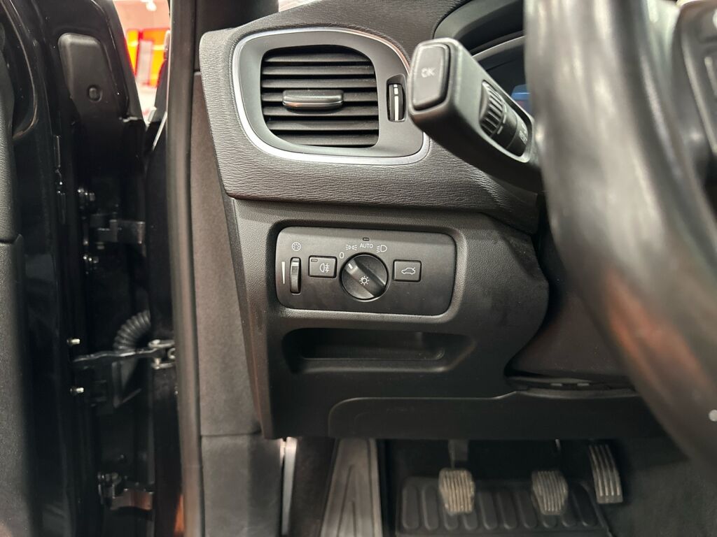 Volvo V40 Cross Country 2015 Musta