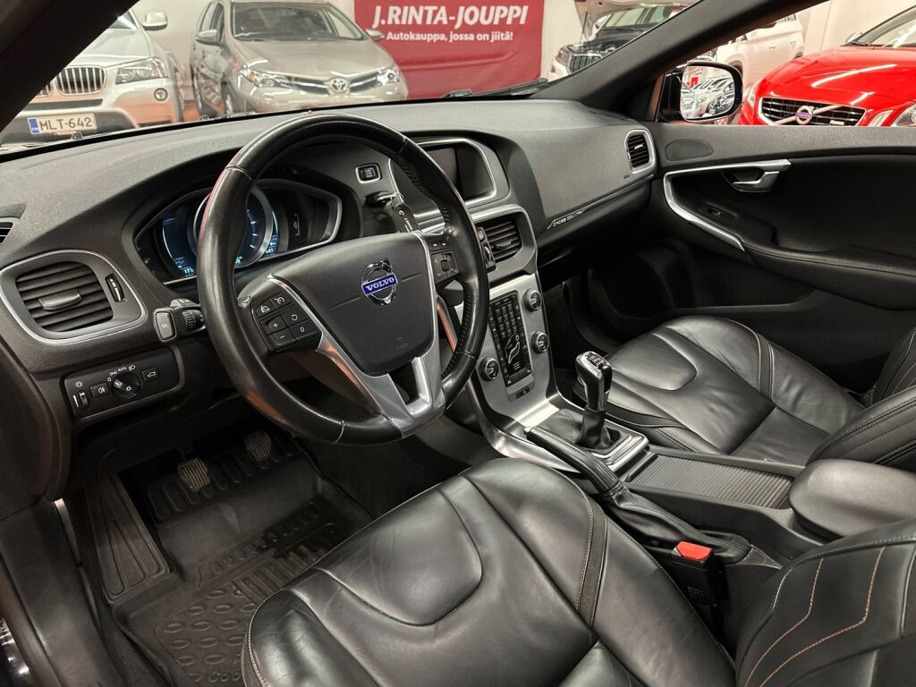 Volvo V40 Cross Country 2015 Musta
