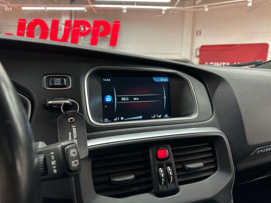 Volvo V40 Cross Country 2015 Musta