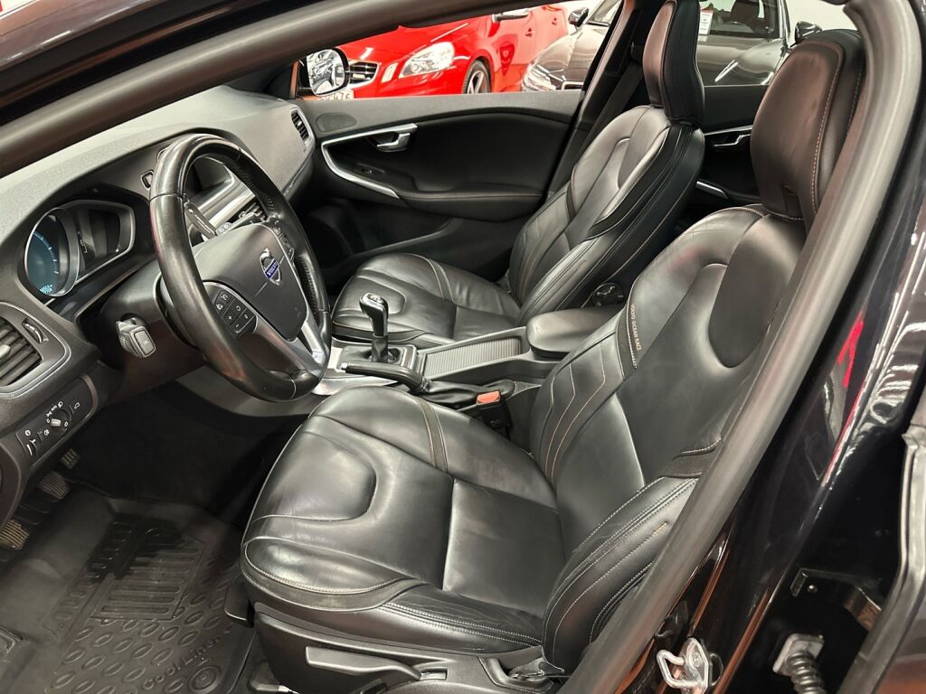 Volvo V40 Cross Country 2015 Musta