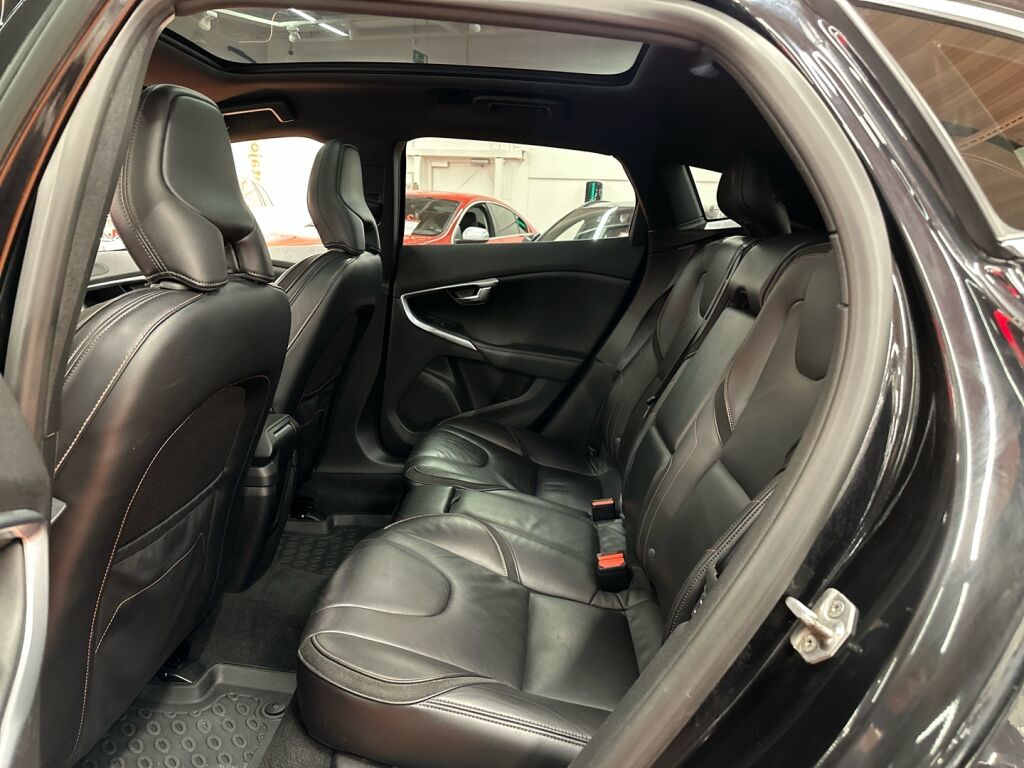 Volvo V40 Cross Country 2015 Musta