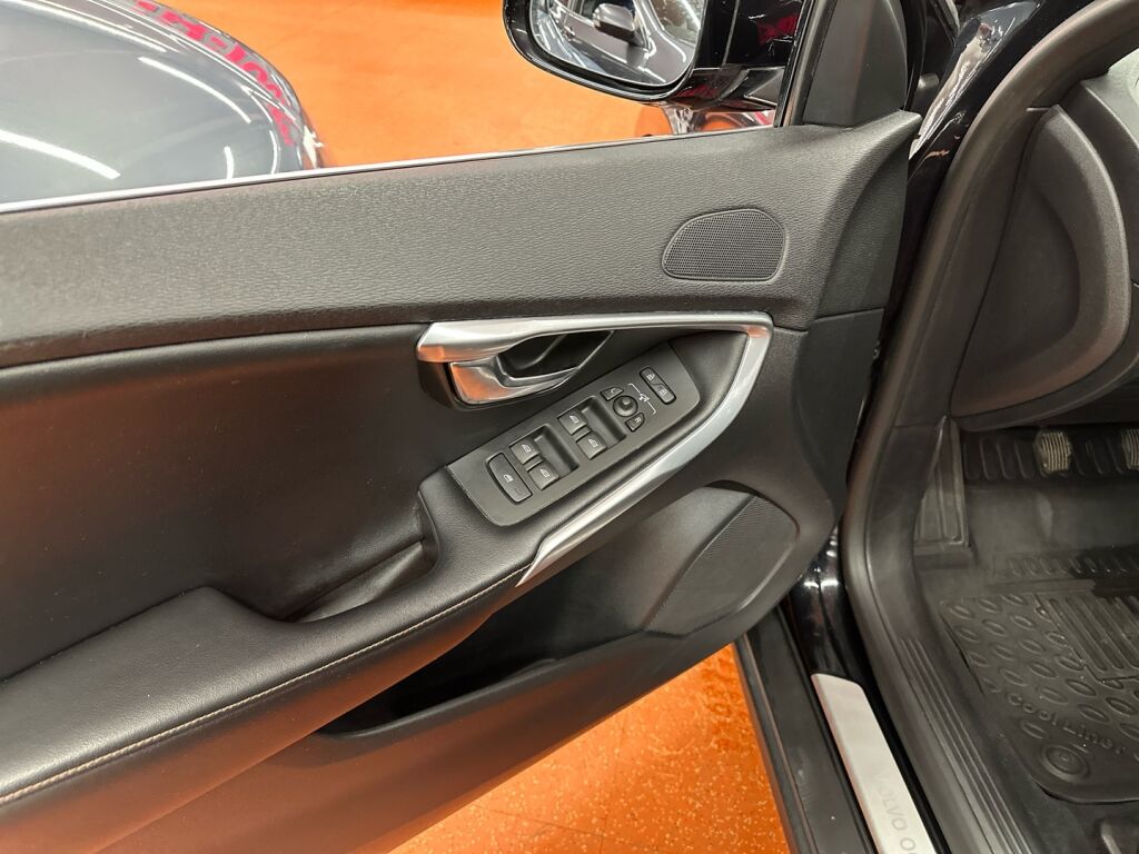 Volvo V40 Cross Country 2015 Musta