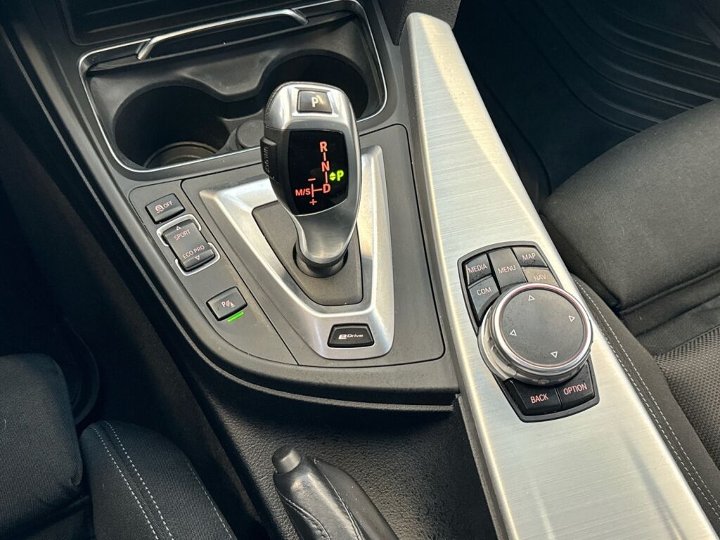 BMW 330 2017 Sininen