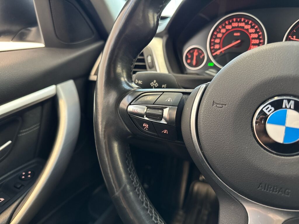 BMW 330 2017 Sininen