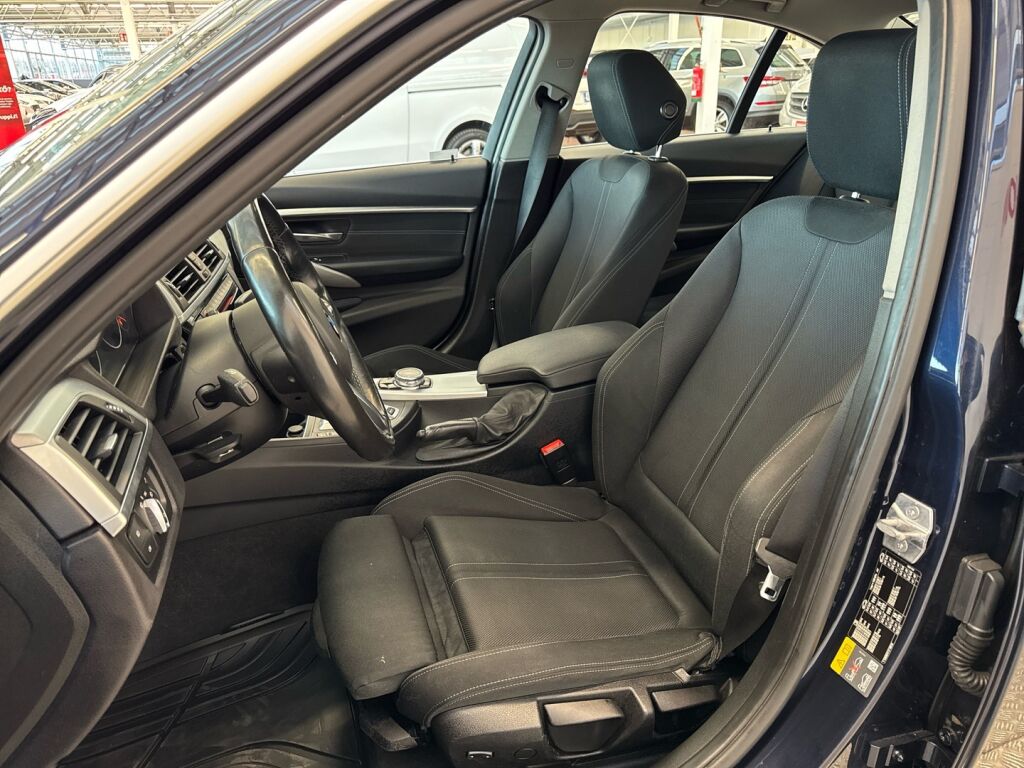 BMW 330 2017 Sininen