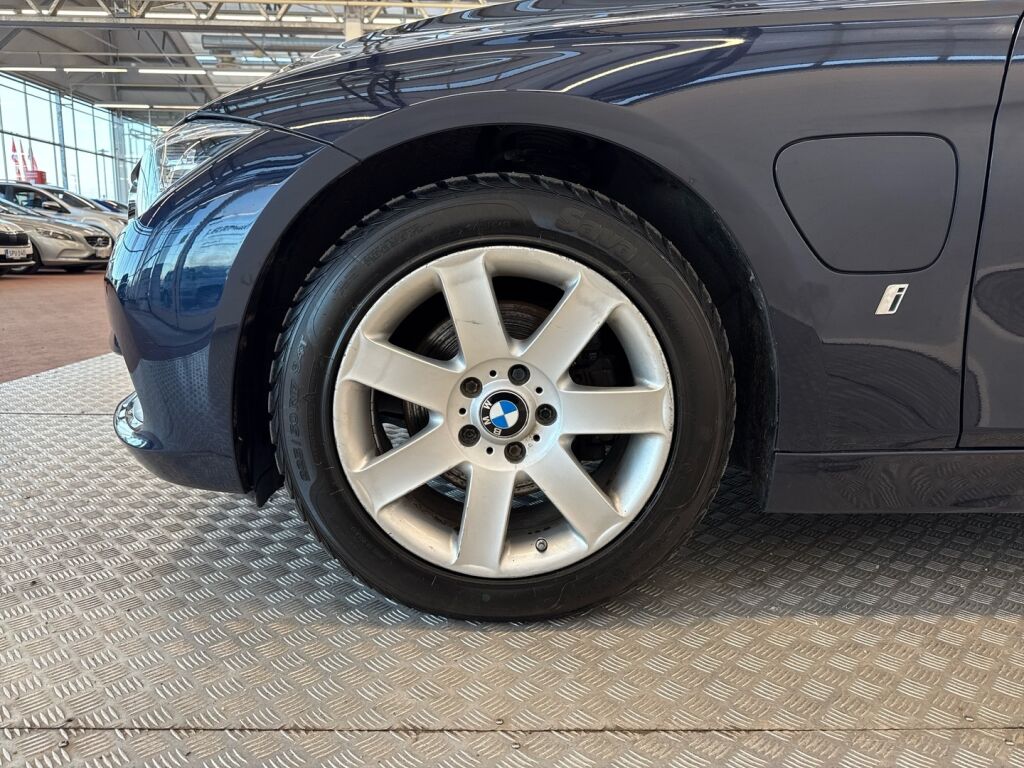 BMW 330 2017 Sininen