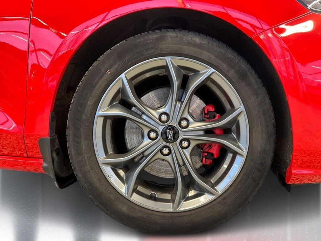 Ford Focus 2020 Punainen