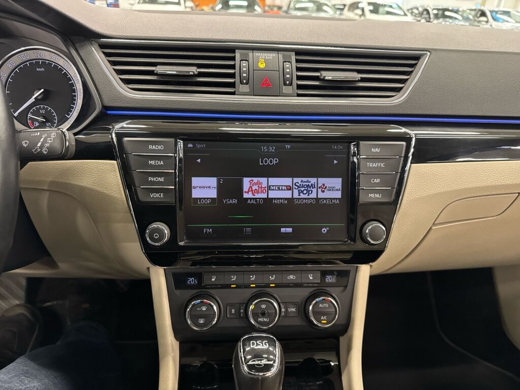 Skoda Superb 2015 Musta