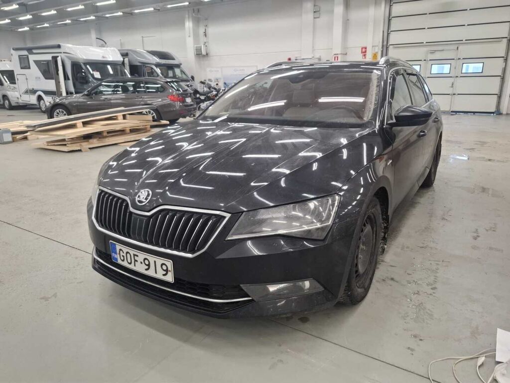Skoda Superb 2015 Musta