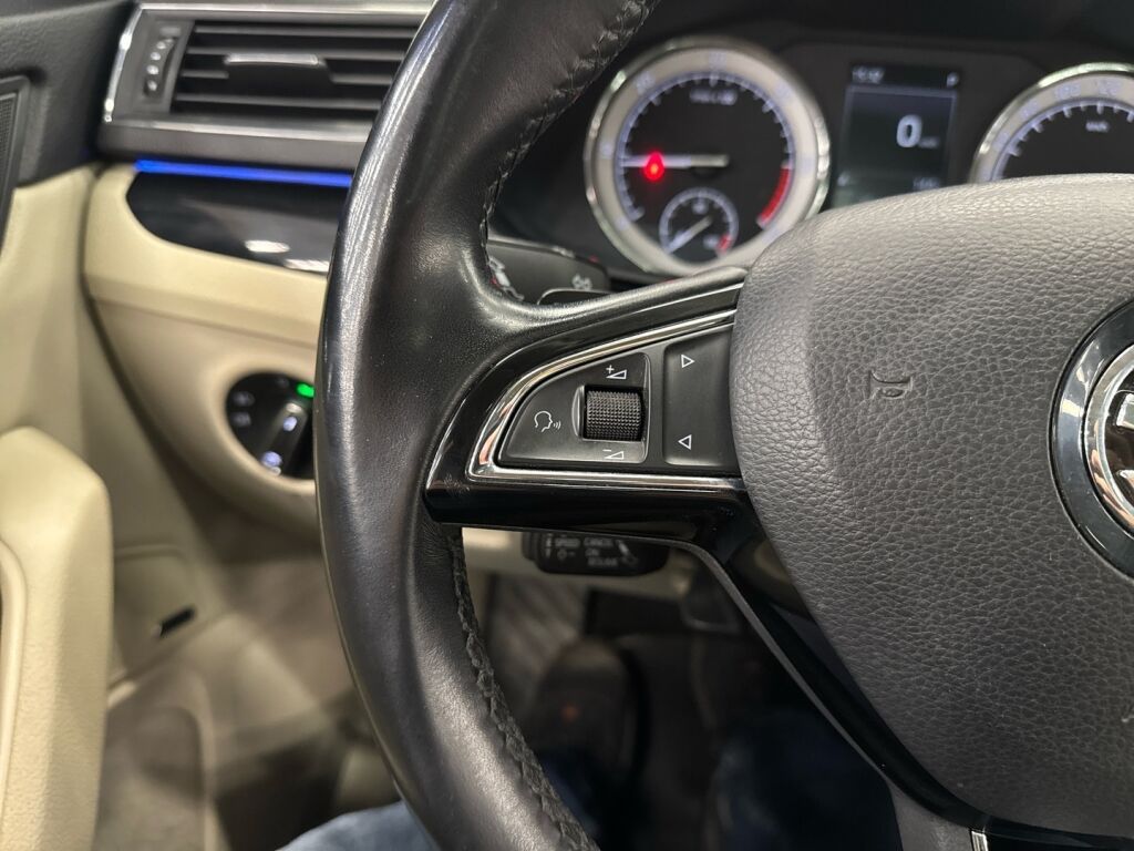 Skoda Superb 2015 Musta