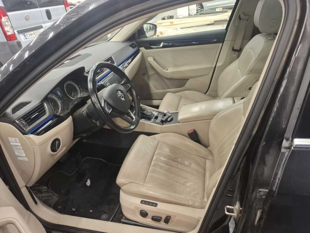 Skoda Superb 2015 Musta