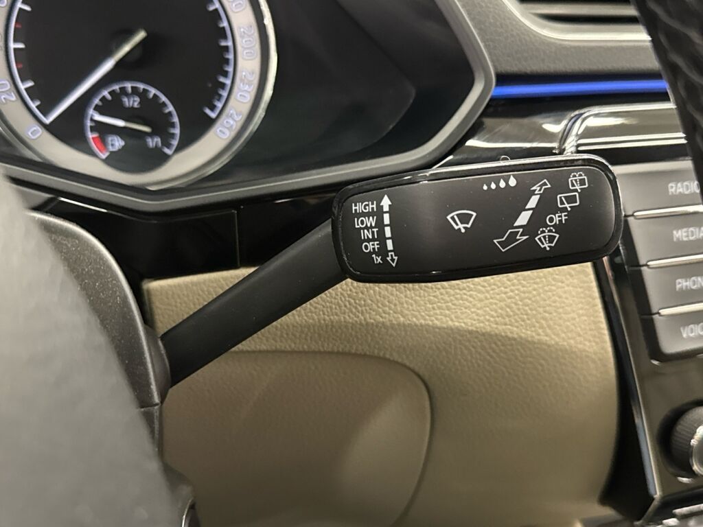 Skoda Superb 2015 Musta