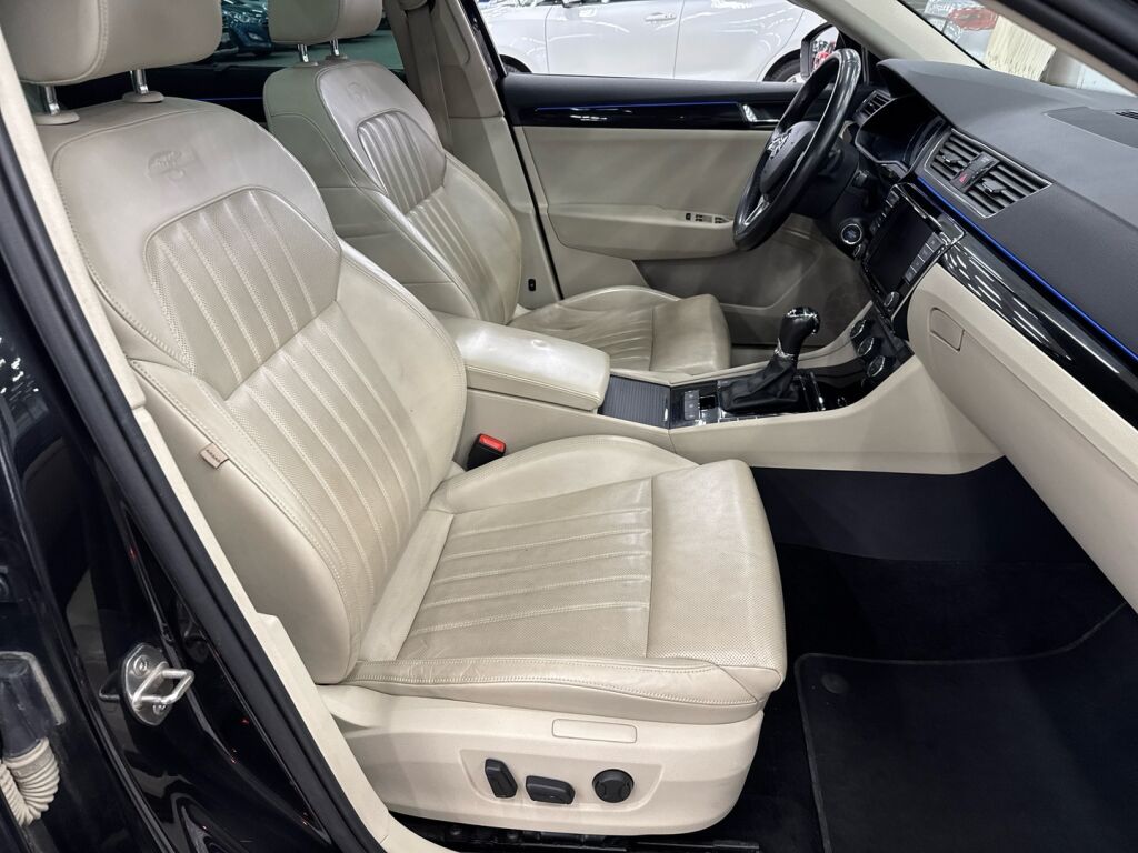 Skoda Superb 2015 Musta