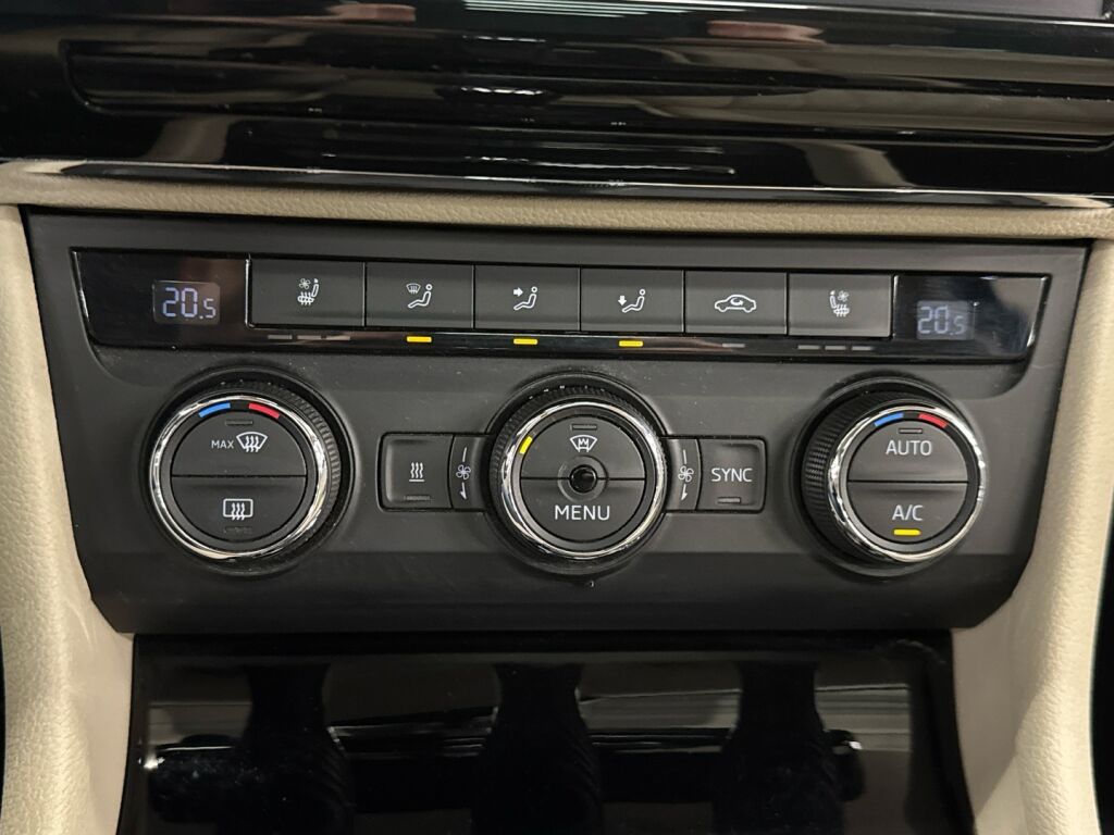 Skoda Superb 2015 Musta