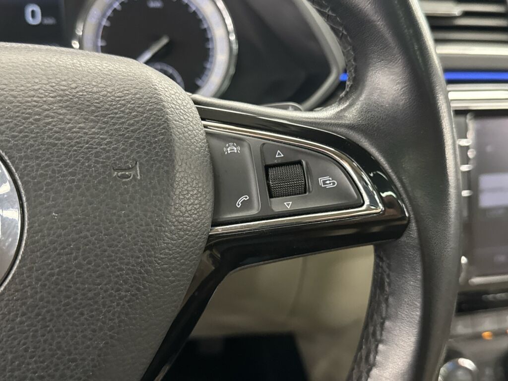 Skoda Superb 2015 Musta
