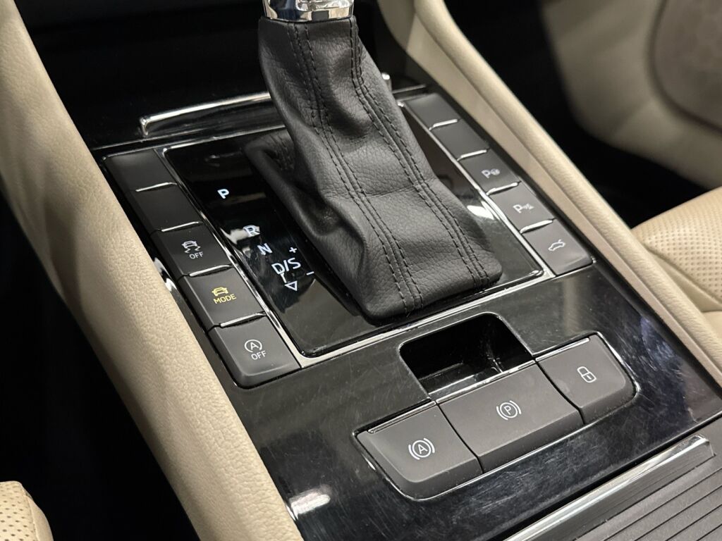 Skoda Superb 2015 Musta